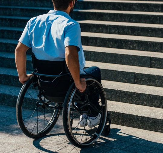 Нотариус инвалиду 1 группы. Инвалид. Фото родителей с коляской спиной.